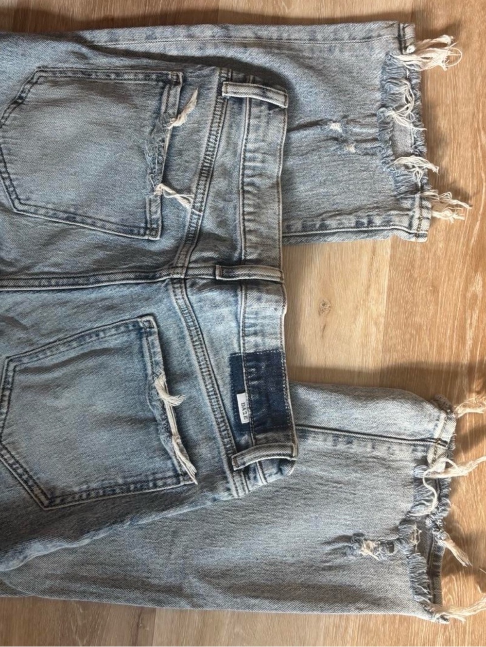 DAZE DENIM Mid-Rise Light Blue Jeans with Frayed Ankles